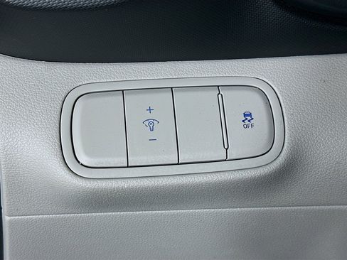 Used 2025 Hyundai Venue SEL image 16