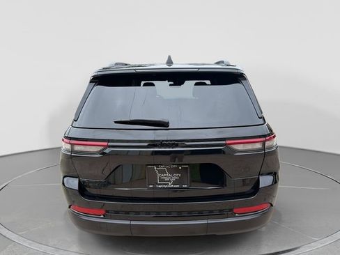 Used 2024 Jeep Grand Cherokee Altitude AWD/4WD image 5