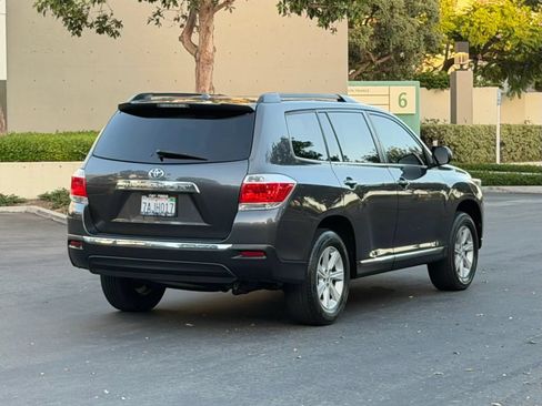 Used 2013 Toyota Highlander SE FWD image 4