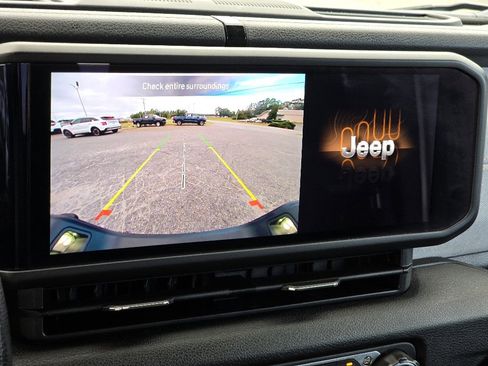 Used 2024 Jeep Gladiator Sport image 5