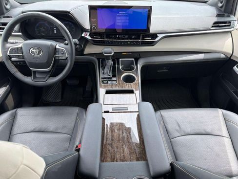 Used 2025 Toyota Sienna Platinum FWD image 14