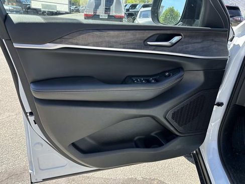 New 2026 Jeep Grand Cherokee L 4WD image 8