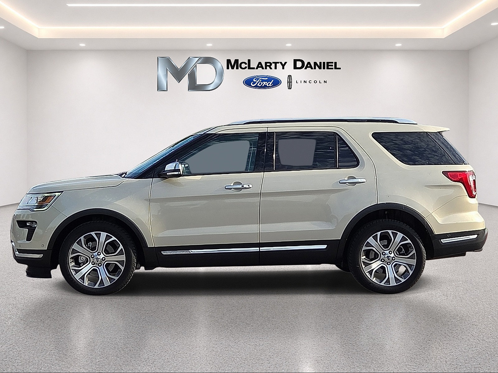 Used 2018 Ford Explorer Platinum AWD/4WD image 3