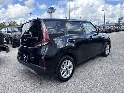 Used 2024 Kia Soul LX w/ Option Group 015 FWD image 3