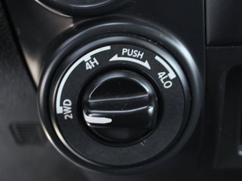 Used 2022 Nissan Titan SV image 33