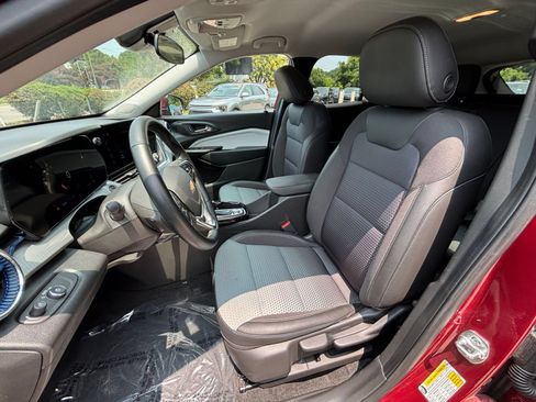 Used 2025 Chevrolet Trax LT w/ LT Convenience Package FWD image 32
