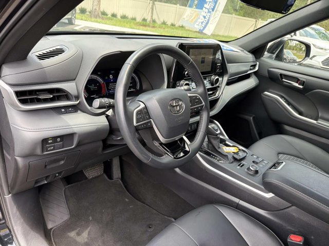 Used 2025 Toyota Highlander XSE AWD/4WD image 12
