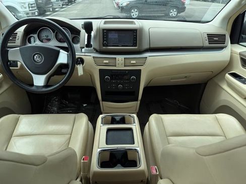 Used 2010 Volkswagen Routan SEL FWD image 13