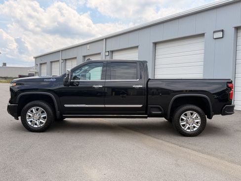 Used 2024 Chevrolet Silverado 2500 High Country w/ High Country Premium Package AWD/4WD image 9