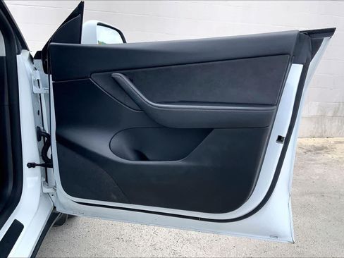 Used 2022 Tesla Model Y Long Range AWD/4WD image 28