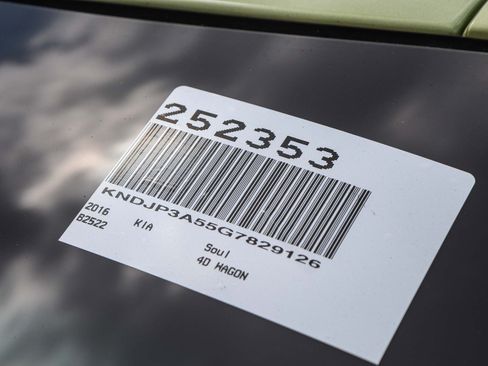 Used 2016 Kia Soul + FWD image 32