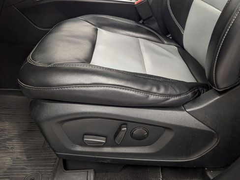 Used 2022 Ford Explorer XLT w/ Equipment Group 202A image 11