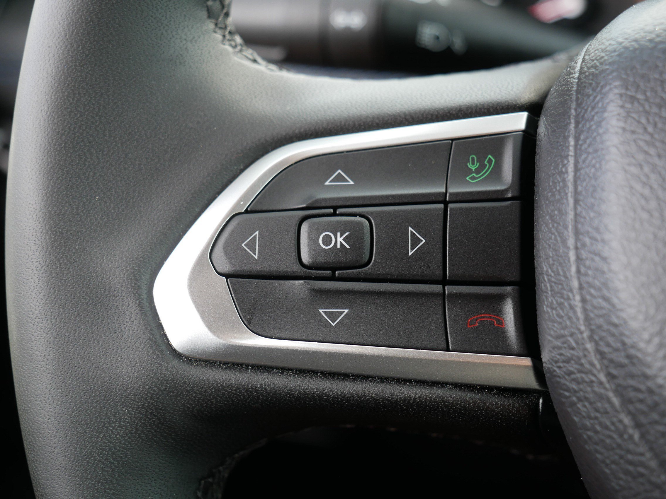 Used 2025 Jeep Compass Latitude w/ Convenience Group AWD/4WD image 28