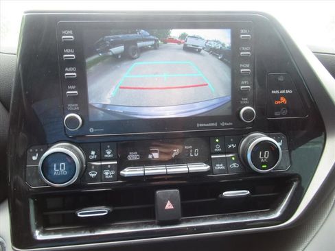 Used 2022 Toyota Highlander XLE FWD image 28