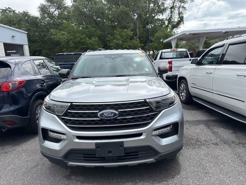 Used 2020 Ford Explorer XLT w/ Equipment Group 202A RWD image 2