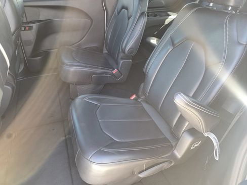 Used 2025 Chrysler Pacifica Select FWD image 11