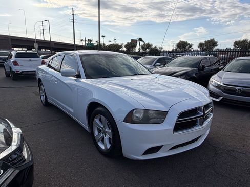Used 2014 Dodge Charger SE RWD image 3