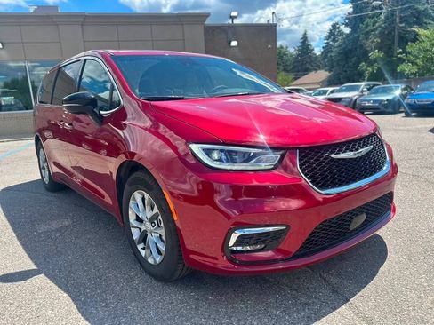 Used 2026 Chrysler Pacifica Limited FWD image 3