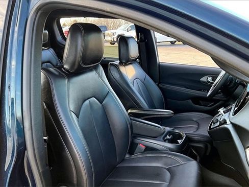 Used 2025 Chrysler Pacifica Select image 29