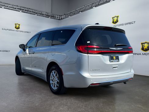 Used 2024 Chrysler Pacifica Touring-L FWD image 3