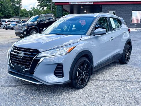 Used 2023 Nissan Kicks SV FWD image 1
