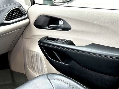 Used 2022 Chrysler Pacifica Touring-L w/ Uconnect Theater Family Group image 28