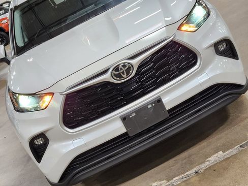 Used 2022 Toyota Highlander XLE FWD image 19
