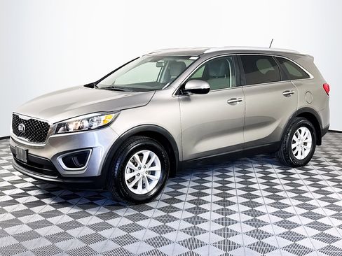 Used 2017 Kia Sorento LX image 4