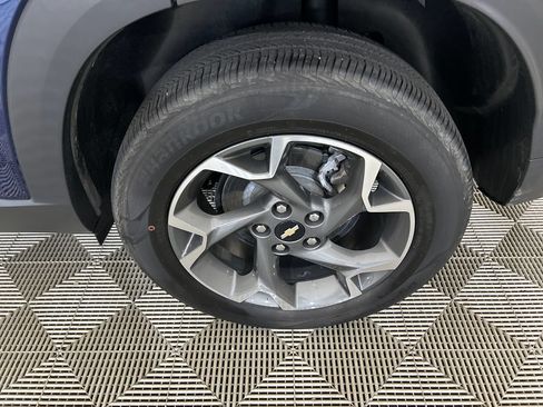 Used 2024 Chevrolet Trax LT w/ Sunroof Package FWD image 10