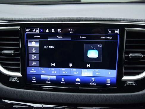 Used 2023 Chrysler Pacifica Touring-L image 15