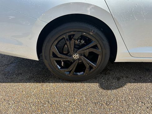 Used 2025 Volkswagen Jetta SE w/ Black Wheel Package image 3