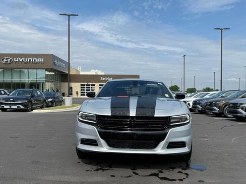 Used 2019 Dodge Charger SXT w/ Blacktop Package RWD image 2