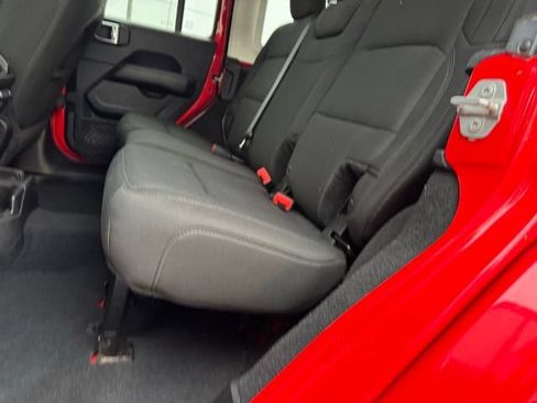 Used 2018 Jeep Wrangler Unlimited Sahara w/ Cold Weather Group AWD/4WD image 8