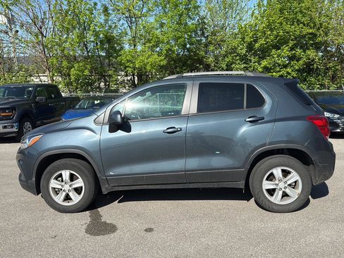Used 2022 Chevrolet Trax LT w/ LT Convenience Package image 6