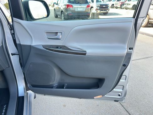 Used 2018 Toyota Sienna XLE Premium image 28