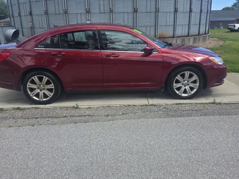 Used 2011 Chrysler 200 Touring w/ Cold Weather Group FWD image 3