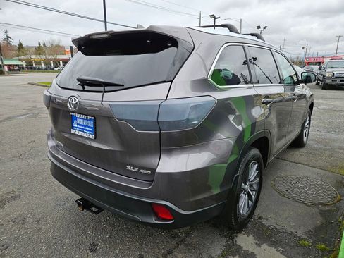 Used 2019 Toyota Highlander XLE image 3