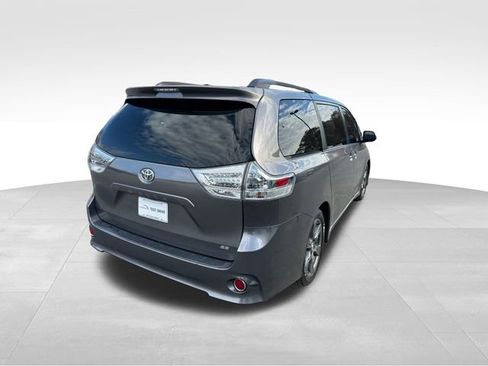Used 2017 Toyota Sienna SE image 5