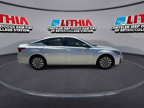 Used 2025 Nissan Altima 2.5 SV FWD image 9