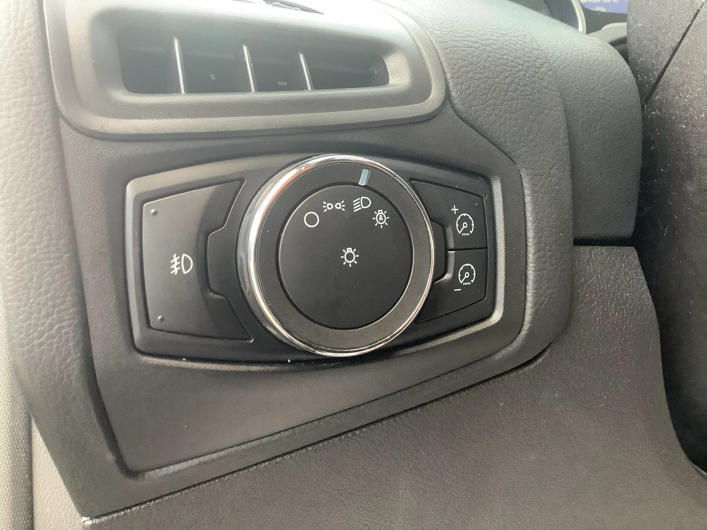 Used 2012 Ford Focus SE FWD image 32