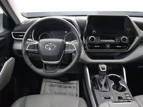 Used 2024 Toyota Highlander XLE AWD/4WD image 17