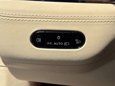 Used 2024 Bentley Bentayga Extended Wheelbase AWD/4WD image 22