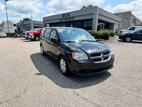 Used 2019 Dodge Grand Caravan SE FWD image 2