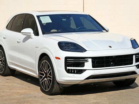 Used 2024 Porsche Cayenne Turbo AWD/4WD image 63