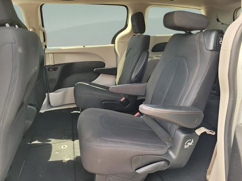 Used 2019 Chrysler Pacifica Touring Plus image 16
