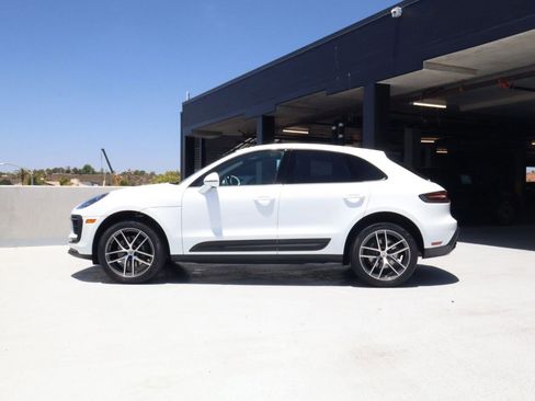 Certified 2025 Porsche Macan AWD/4WD image 2