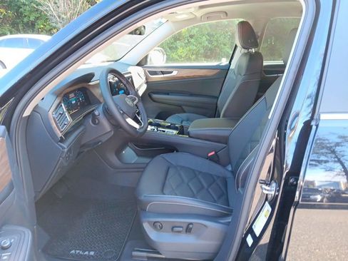 Used 2025 Volkswagen Atlas SE w/ Panoramic Sunroof Package image 11
