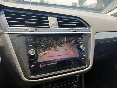Used 2018 Volkswagen Tiguan SEL AWD/4WD image 16