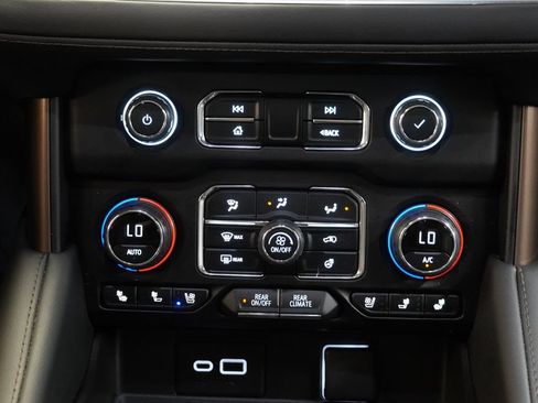Used 2024 Chevrolet Suburban High Country w/ Advanced Technology Package AWD/4WD image 27