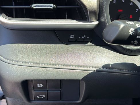 Used 2021 Toyota Highlander LE FWD image 14